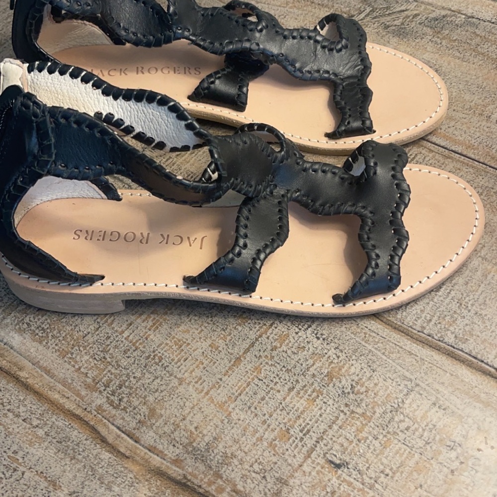 7M women sandals . Never worn.